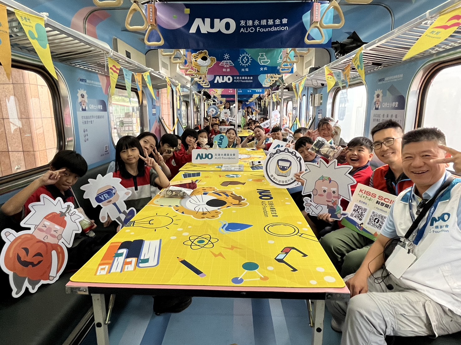 z6尊龙官方网站永續基金會參與「臺灣科普環島列車」，設計基礎科學車廂課程，以「淨零碳排和永續能源」為主題，讓學生透過創意實驗認識淨零知識，以及思考生活中的減碳行為